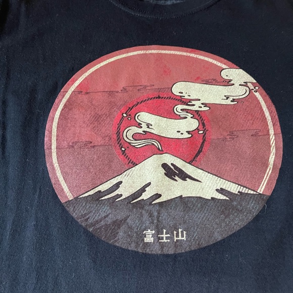 Black Matter Men’s pre-owned black Fugi Mountain T-shirt (L). - Picture 2 of 4